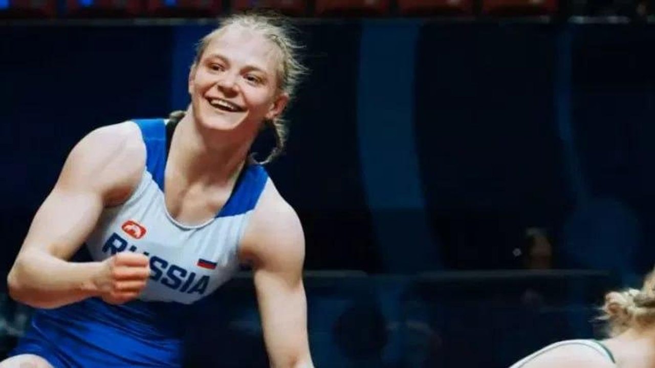 Atleta russa conquista o Campeonato Mundial Juvenil de Luta Esportiva
