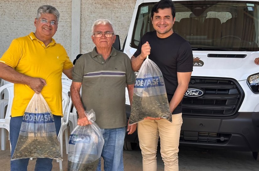 Prefeitura de Tanque d’Arca entrega mais de 30 mil alevinos a pequenos piscicultores do município