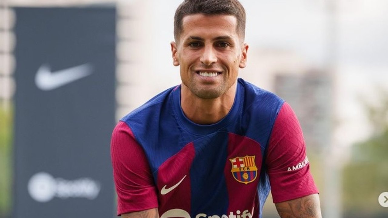 Cancelo se irrita com tietagem no CT do Barcelona: 'Querem fotos para vender depois'