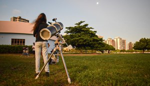 CCTECA disponibiliza telescópios para observação da lua e planetas em Aracaju neste sábado