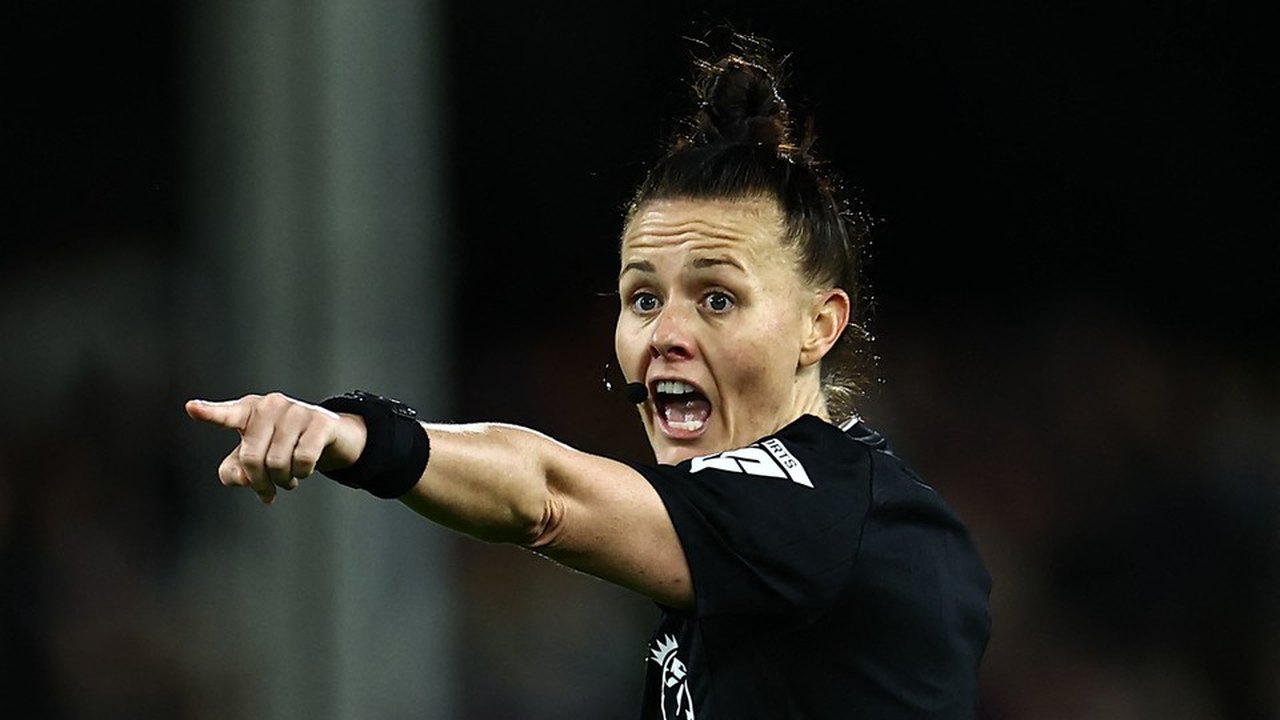 Jogo da Premier League é apitado por uma mulher pela primeira vez na história