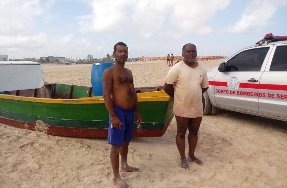 pescadores que tiveram a embarcação virada