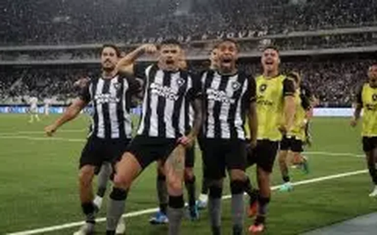 Com dois de Tiquinho, Botafogo vence e reassume a ponta do Brasileiro