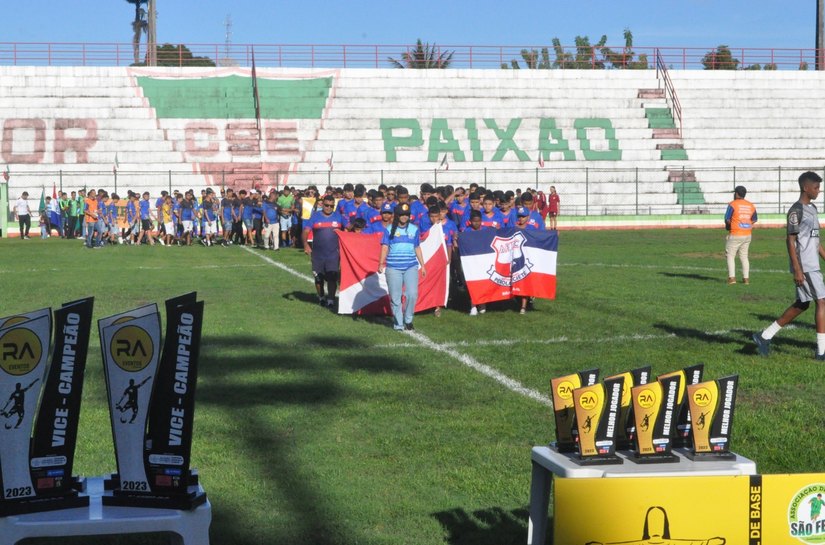 Palmeira dos Índios recebe abertura da VI Copa RA de Futebol de Base com ato simbólico contra o racismo