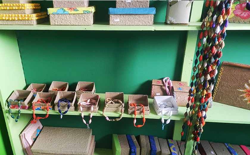 Artesãos produzem objetos com bagaço de cana-de-açúcar e sacos de cimento