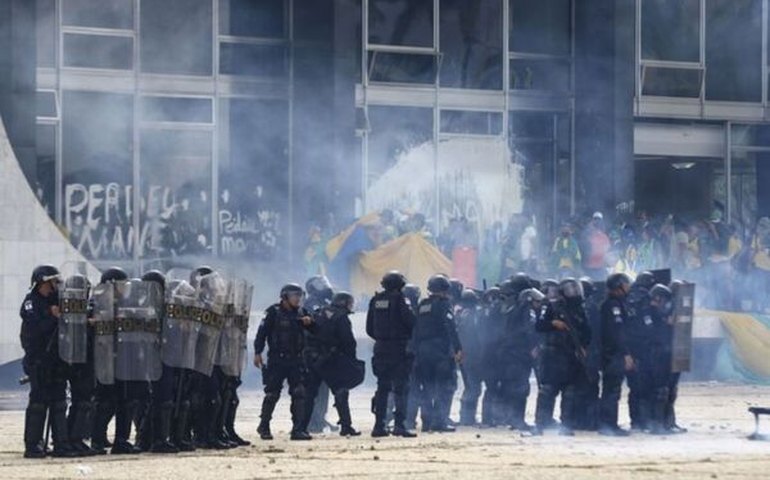 Imagens de atos põem em dúvida profissionalismo de PMs e militares