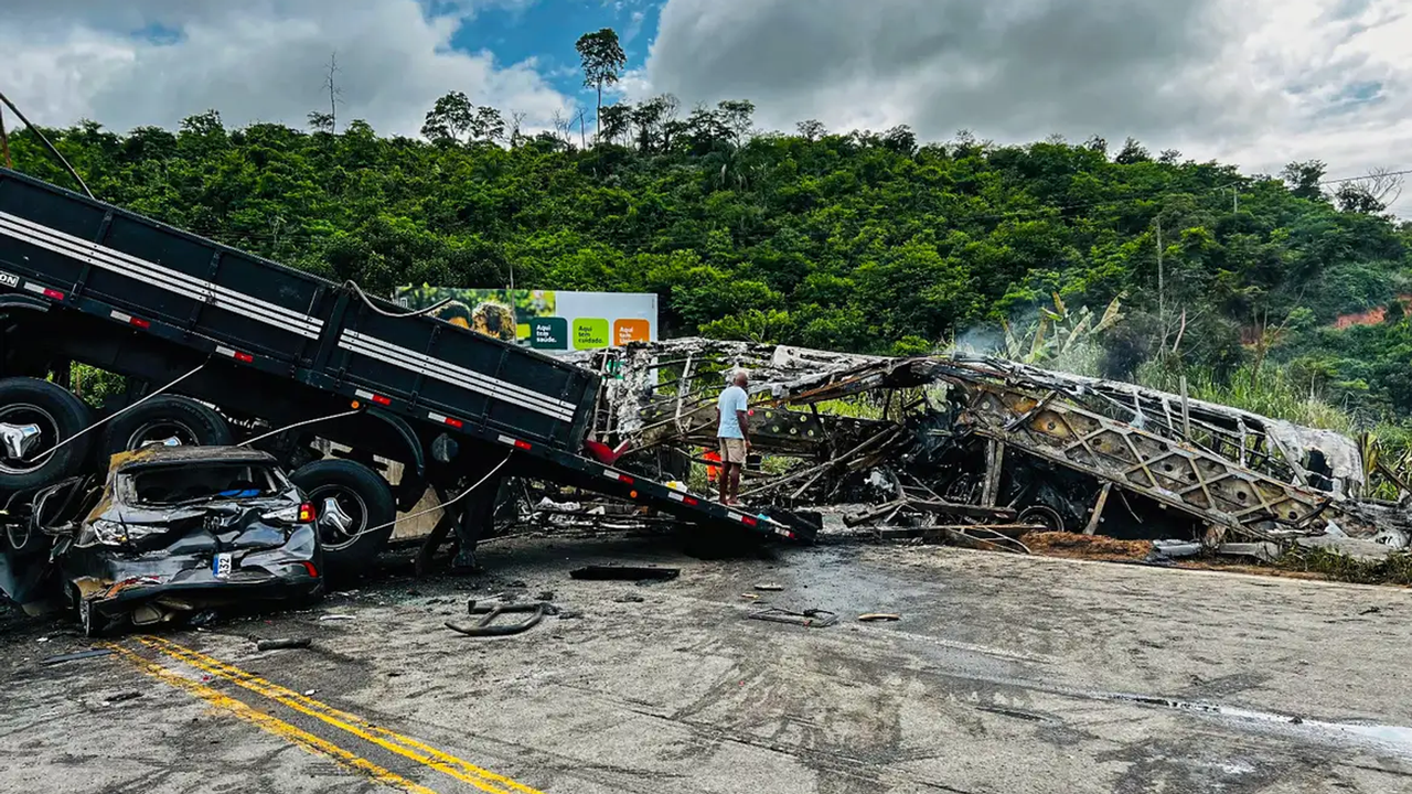Motorista suspeito de causar acidente com 41 mortes na BR-116 se entrega à polícia em Minas Gerais