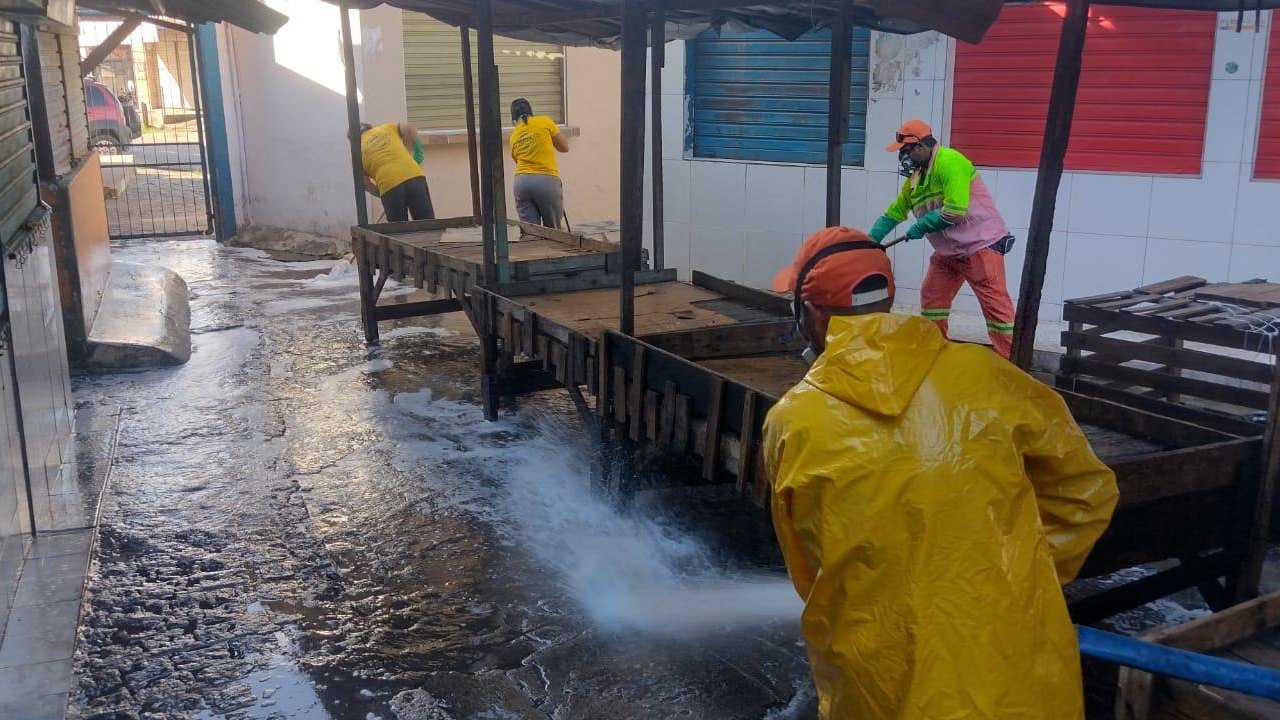 Equipe do mutirão de limpeza realiza serviços no Mercado do Tabuleiro