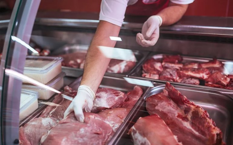 No IPCA-15, queda nos preços de carne e frango ajuda em alta menor da Alimentação