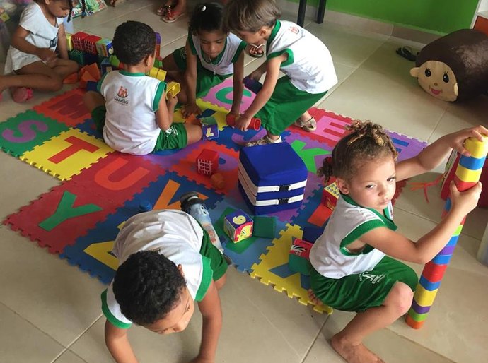 Seduc de Maragogi entrega livros e brinquedos para a educação infantil