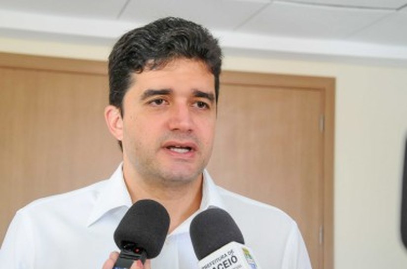 Rui entrega espaço esportivo no Benedito Bentes I