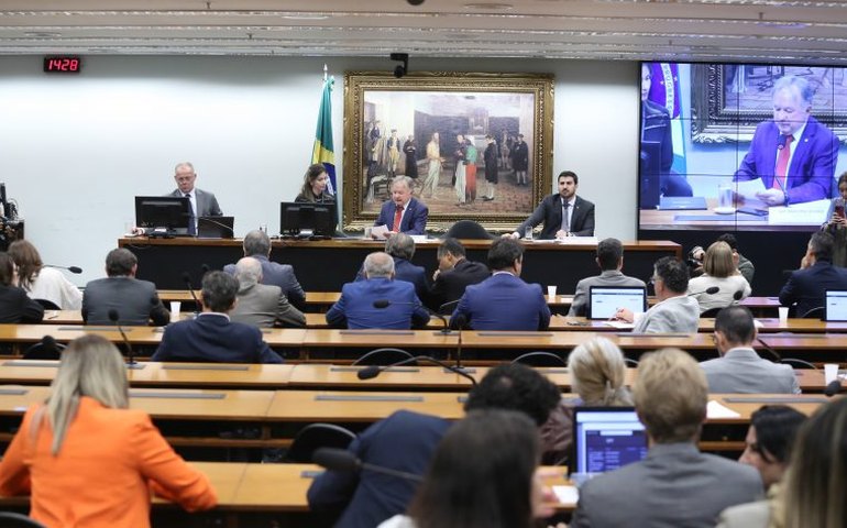 Comissão aprova sete candidatos ao TCU; votação secreta no plenário ocorre nesta terça-feira