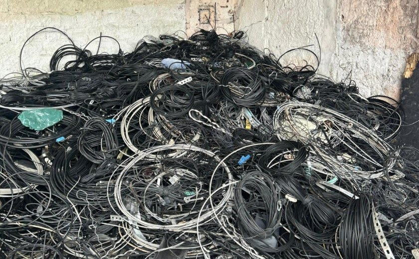 Prefeitura de Maceió retira mais de 100 toneladas de fios obsoletos dos postes da capital