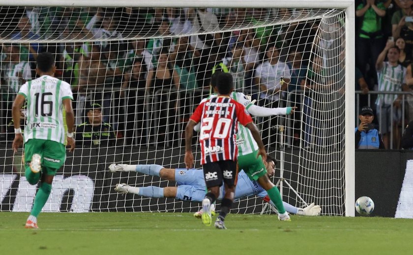 Rafael defende pênalti e São Paulo garante empate na Libertadores