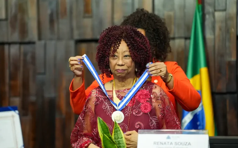 Historiadora Helena Theodoro recebe maior honraria do Rio de Janeiro