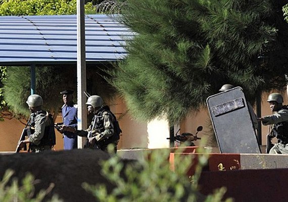 Polícia invade hotel após grupo fazer turistas reféns, em Mali