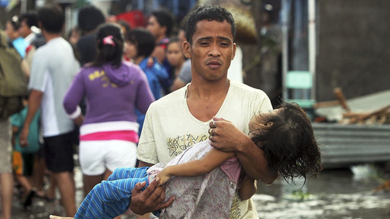 Autoridades das Filipinas elevam para 5.500 número de mortos no Tufão Haiyan