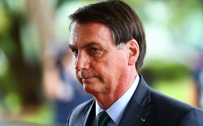 Bolsonaro mantém rotina com banhos de sol, visitas e alimentação levada pela família na PF