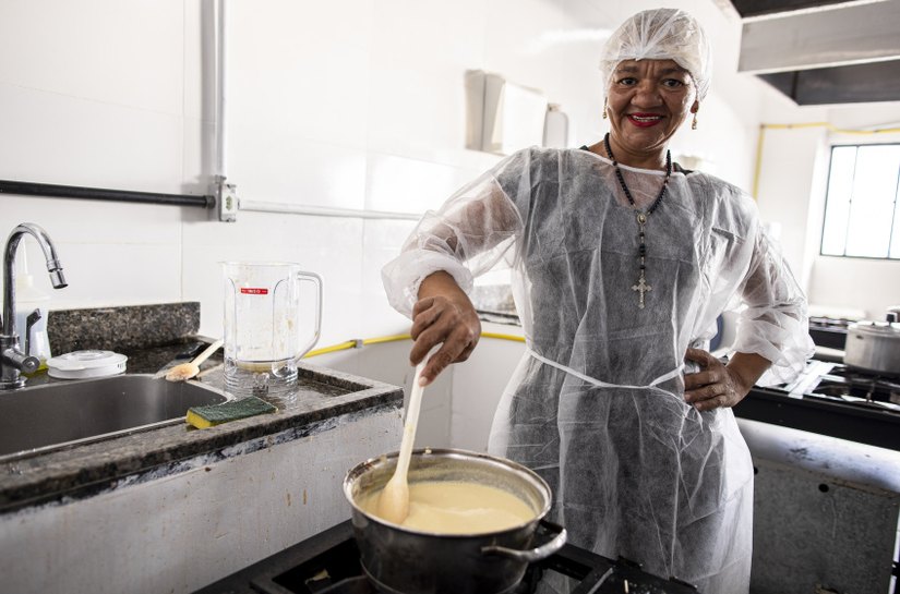 Pessoas em situação de rua participam de oficina culinária