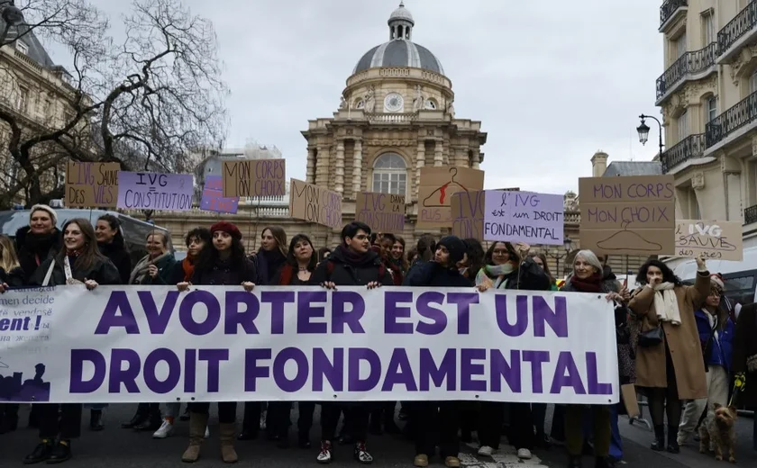 Em decisão histórica, França se tornará primeiro país a proteger explicitamente o direito ao aborto na Constituição 