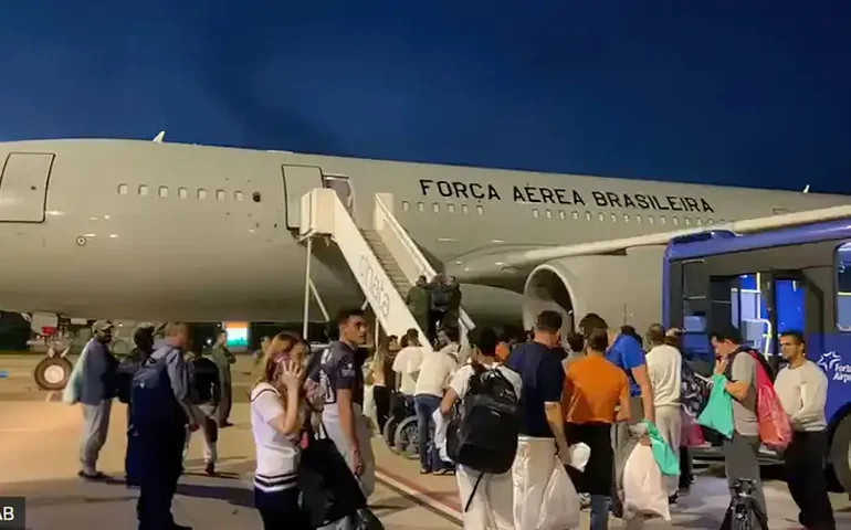 Voo com 135 brasileiros deportados pelos Estados Unidos chega ao País