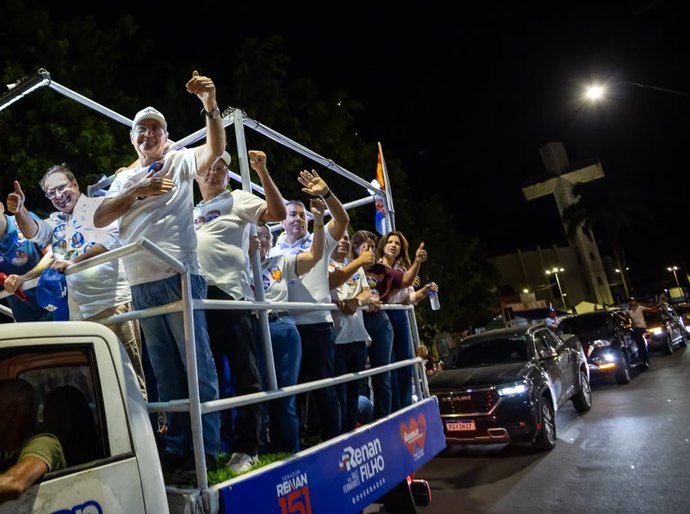 Renan Calheiros percorre Arapiraca com apoio do prefeito Luciano Barbosa
