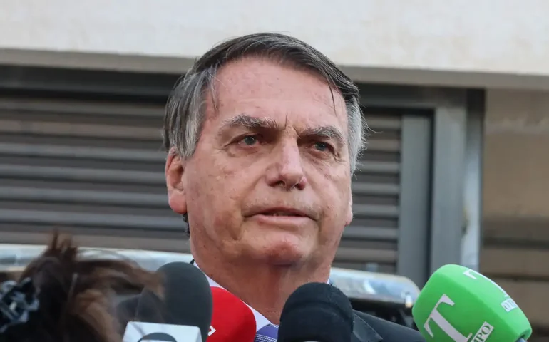 Bolsonaro se diz constrangido por não ir à posse de Trump