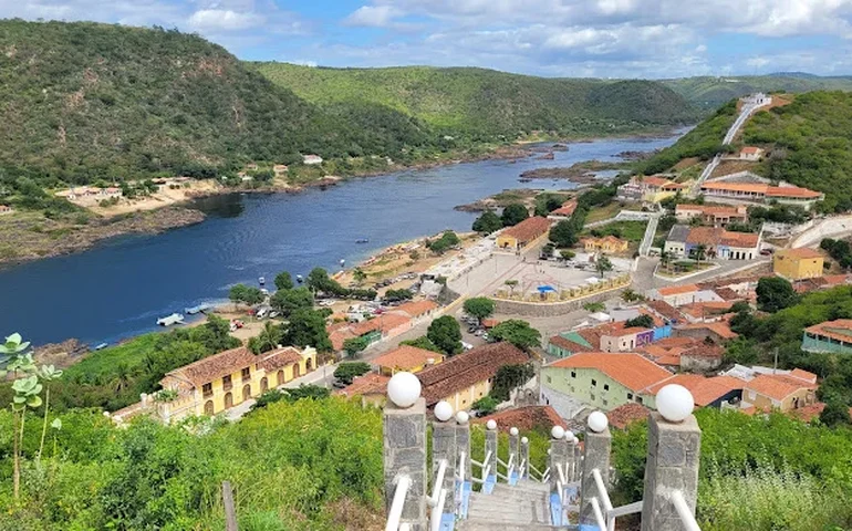 Piranhas: a 'Lapinha do Sertão' que une cânions esmeraldinos e arquitetura imperial às margens do Velho Chico