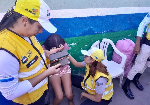 Menina é devolvida à mãe depois de ser encontrada sozinha em feira do Jacintinho