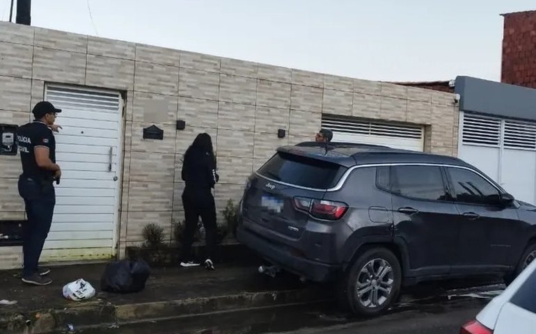 Ex-funcionário de universidade lesa instituição em R$ 650 mil; carros de luxo e arma são apreendidos