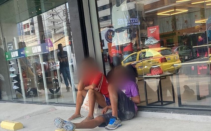 Moradores de rua usam faca para ameaçar funcionários de loja após discussão em Maceió