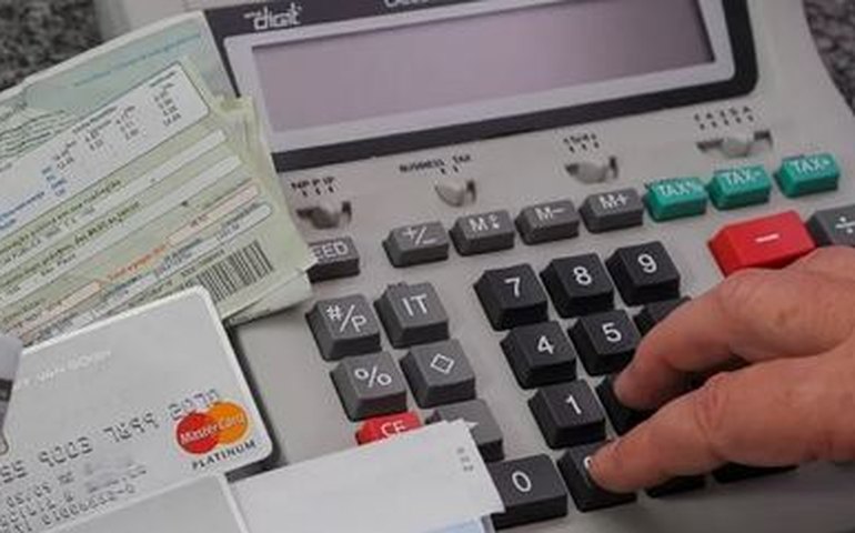 Aumenta o número de endividados e inadimplentes entre a baixa renda