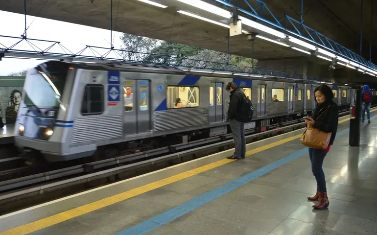 Passageira é socorrida após ser atingida por objeto em plataforma de estação de Metrô