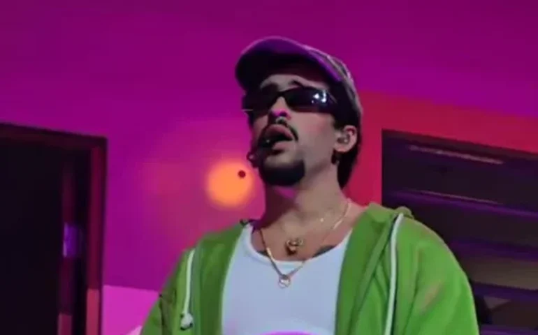 Bad Bunny é convidado para assistir aos desfiles na Sapucaí em camarote de luxo