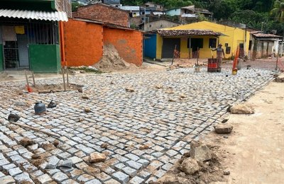 Pavimentação avança no Vale do Reginaldo e melhora mobilidade na comunidade