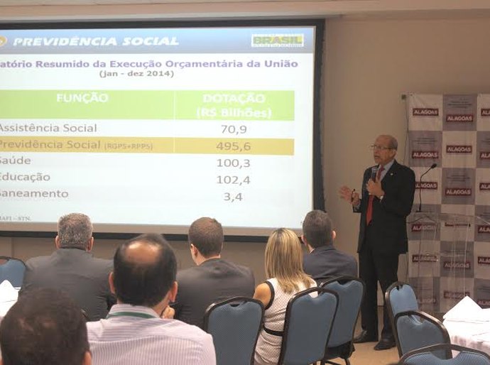 Seplag discute importância da previdência complementar com servidores estaduais