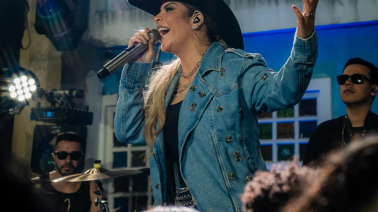 Paula Mattos reúne multidão no Largo da Saúde e celebra noite histórica com gravação de novo DVD