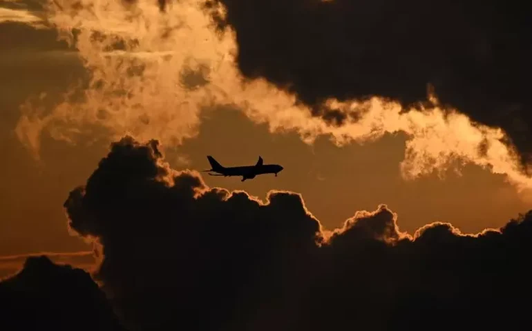 Aeronave militar cai na Colômbia e deixa vítimas