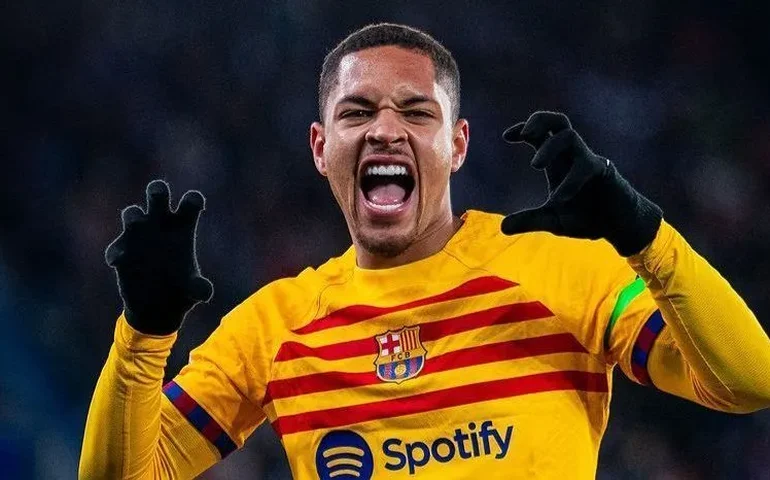 Vitor Roque marca novamente, é expulso, e vê o Barcelona vencer o Alavés no Espanhol