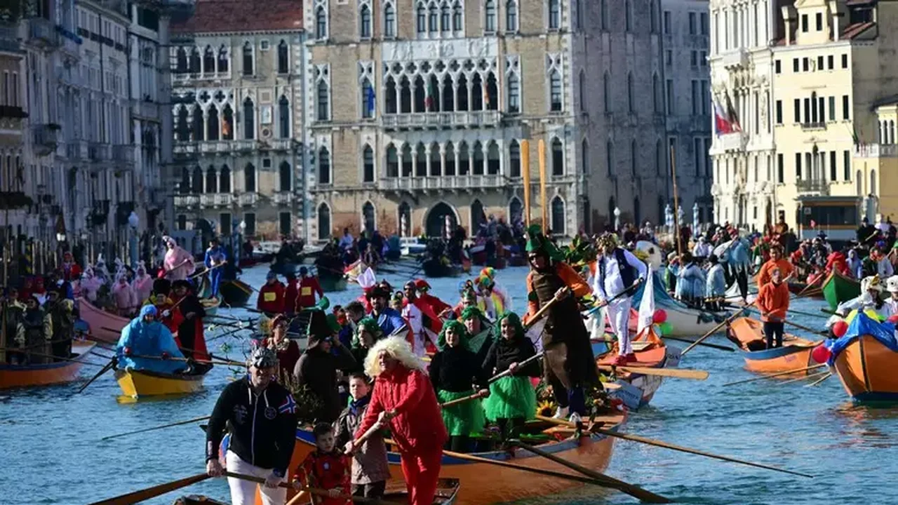 Desfile de 140 barcos marca início do Carnaval de Veneza