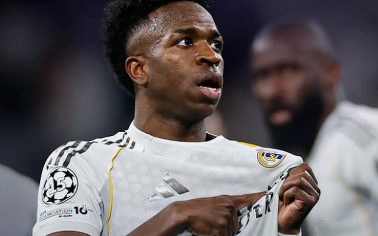 Vini Jr recebe apoio, marca contra o Benfica e leva Real Madrid às oitavas da Champions