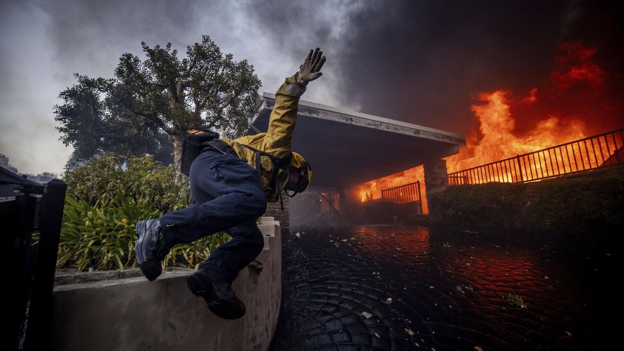 Com mais de 12,3 mil estruturas destruídas, reconstrução de Los Angeles custará bilhões, diz Biden
