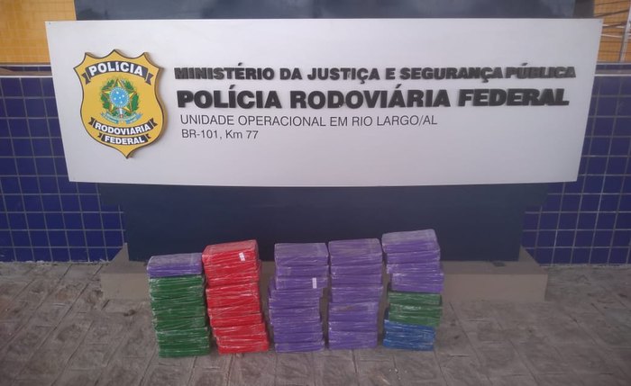 PRF em AL apreende mais de 50 kg de pasta base de cocaína em Rio Largo