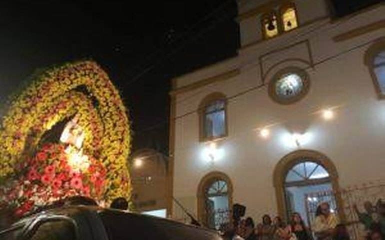 Missa Solene e procissão encerram novenário de Santa Teresinha de Lisieux