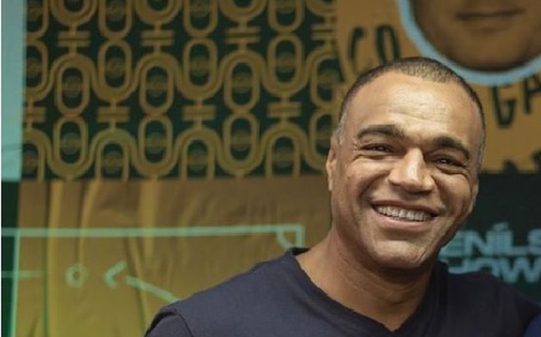 Denílson recebe pagamento de Belo e encerra imbróglio judicial de mais de 20 anos com jogador