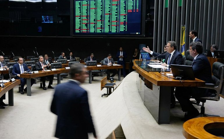 Deputados aprovam corte de incentivos fiscais e aumento de tributação de bets e fintechs