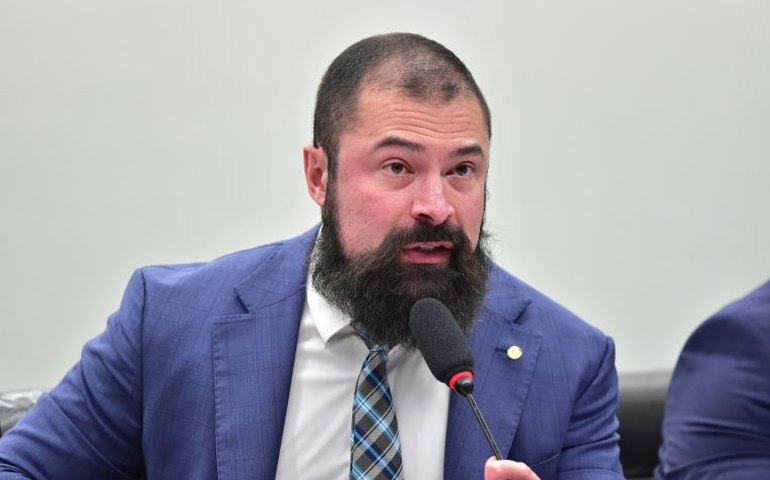 Comissão aprova projeto que reduz para 18 anos a idade mínima para compra de arma de fogo