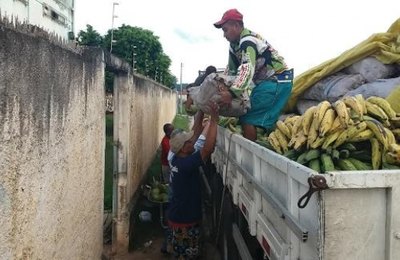 Famílias desabrigadas de Marechal Deodoro recebem 15 toneladas de alimentos