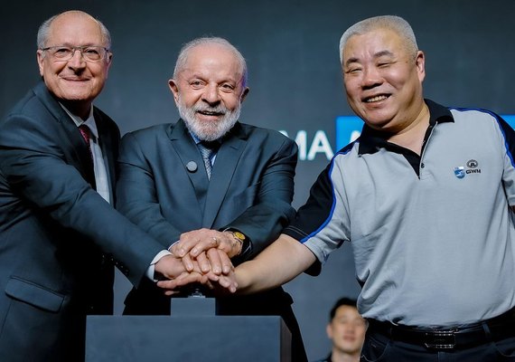 Em inauguração de montadora, Lula defende relação comercial com China