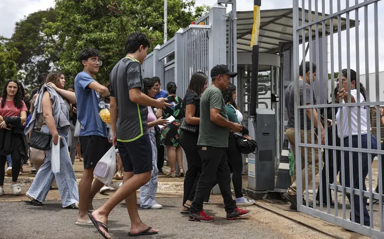 Estudantes aprovam tema da redação do Enem, mas acham prova cansativa